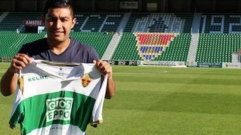 Nicolas Maturana siendo presentado en el Elche