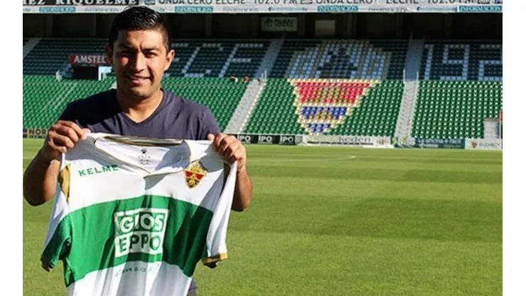 Nicolas Maturana siendo presentado en el Elche