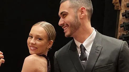 Alejandro Speitzer y Ester Expósito disfrutando juntos.
