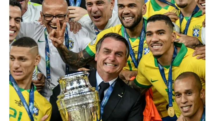 Bolsonaro junto a la Copa América que ganó su país en 2019