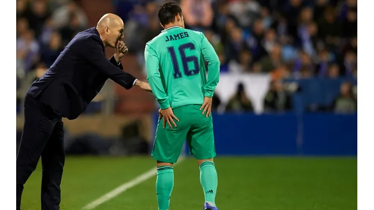 James Rodríguez junto a su entrenador Zinedine Zidane
