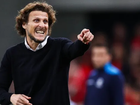 Diego Forlán desmiente que no cobrará su sueldo como entrenador