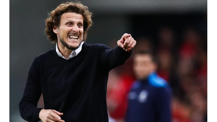 Diego Forlán dirigiendo a Peñarol frente a Atlético Paraenense