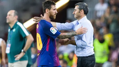 Messi y Valverde se dan un abrazo cuando el DT dirigía al Barca