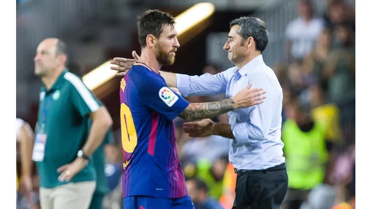 Messi y Valverde se dan un abrazo cuando el DT dirigía al Barca