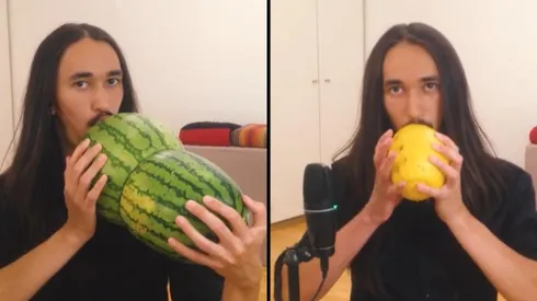 Este joven interpreta varias canciones con frutas como melón y sandía.