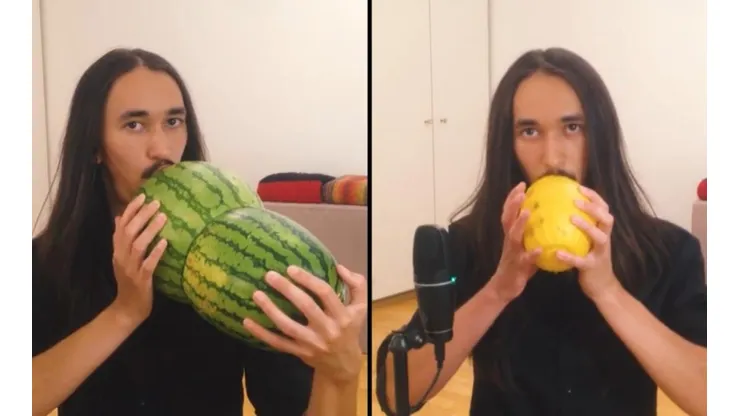 Este joven interpreta varias canciones con frutas como melón y sandía.