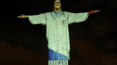 Así lucía el Cristo Redentor de Río de Janeiro vestido de médico.