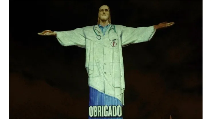 Así lucía el Cristo Redentor de Río de Janeiro vestido de médico.
