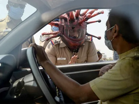 Conoce el "Coronacasco", la peculiar forma que usan en India para generar conciencia