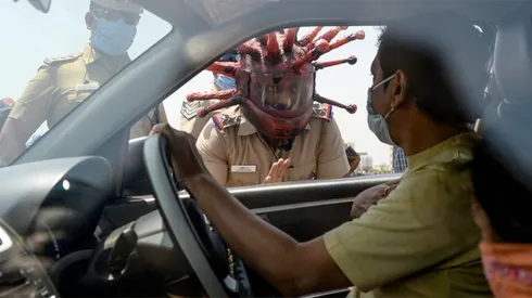 Con este particular casco la policía India busca generar conciencia.