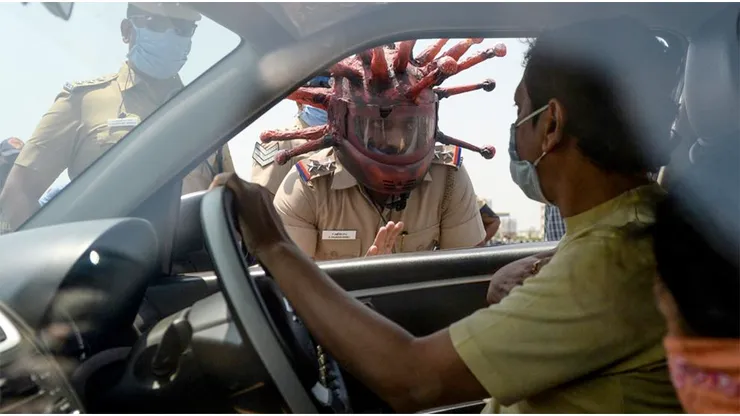 Con este particular casco la policía India busca generar conciencia.
