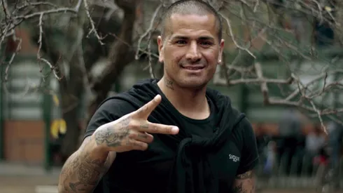 Kike Acuña mira con la frente en alto.