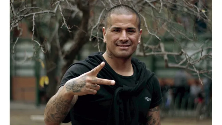 Kike Acuña mira con la frente en alto.
