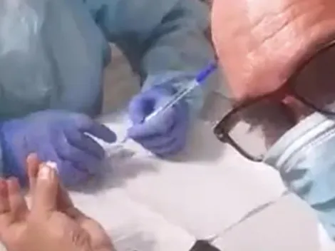 Luis Jara muestra los controles médicos para entrar al Teatro Teletón