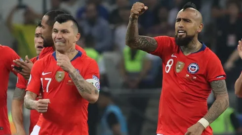 Medel y Vidal se cuadran con la Cruz Roja.