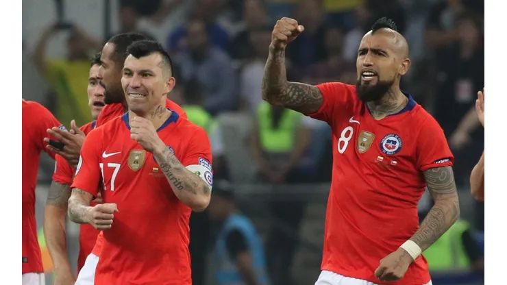 Medel y Vidal se cuadran con la Cruz Roja.