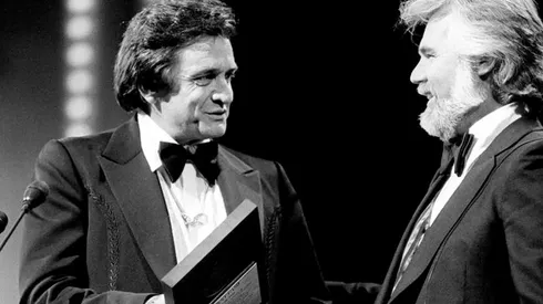 Kenny Rogers y Johnny Cash publicaron la misma canción: The Gambler.
