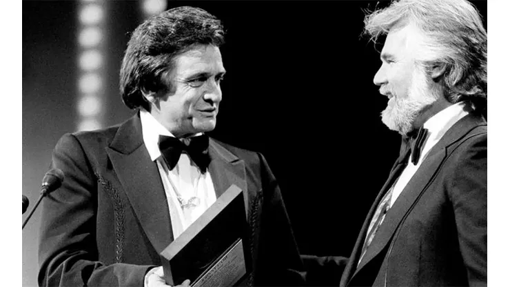 Kenny Rogers y Johnny Cash publicaron la misma canción: The Gambler.