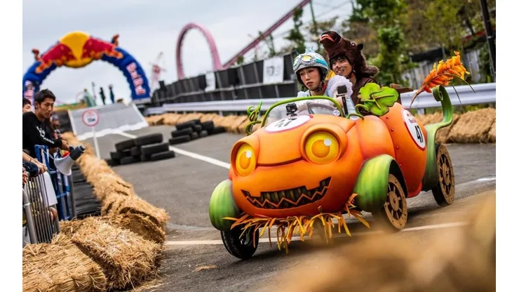 Bomberos de Maipú y un profesor de Educación Física participan del Red Bull Soapbox Race.