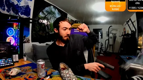 Streamer profesional de Call of Duty dispara un arma real y es baneado de Twitch