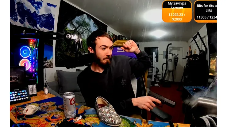 Streamer profesional de Call of Duty dispara un arma real y es baneado de Twitch