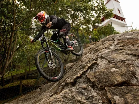 [EN VIVO] Dos chilenos compiten en el Red Bull Monserrate Cerro Abajo de Bogotá en Colombia