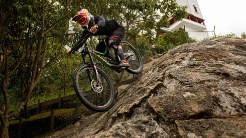 Presencia chilena en el Red Bull Monserrate Cerro Abajo, el descenso urbano más largo del mundo.