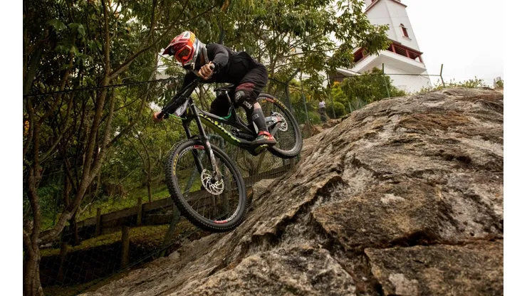 Presencia chilena en el Red Bull Monserrate Cerro Abajo, el descenso urbano más largo del mundo.