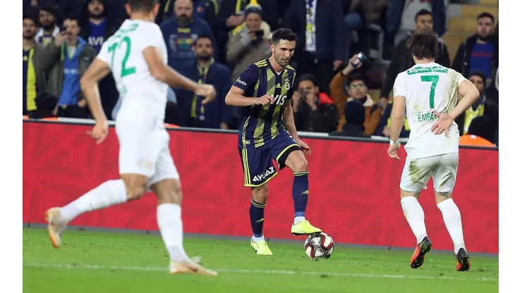 Fenerbahce de Mauricio Isla avanza a semifinales de la Copa de Turquía