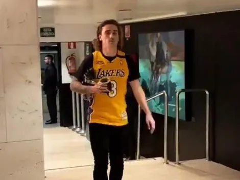 Griezmann llega al Camp Nou con la camiseta de Kobe Bryant