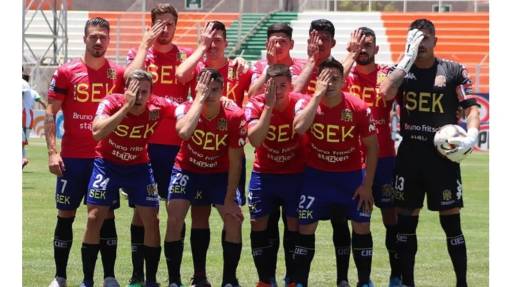El equipo de Unión ante Cobresal con un gesto solidario con la gente que ha sufrido la mutilación de sus ojos a manos de agentes de Estado.