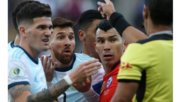 El momento en que los capitanes de Chile y Argentina fueron expulsados en Copa América.