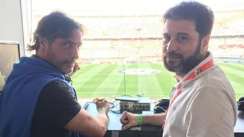 De Paoli junto a Gustavo López transmitiendo en el Monumental de River.