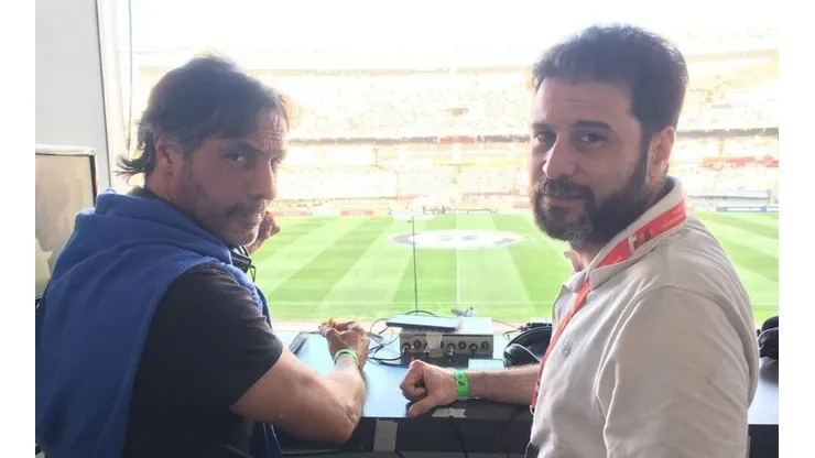 De Paoli junto a Gustavo López transmitiendo en el Monumental de River.