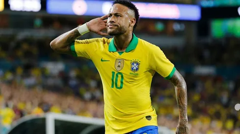 Neymar sonríe nuevamente en una cancha.