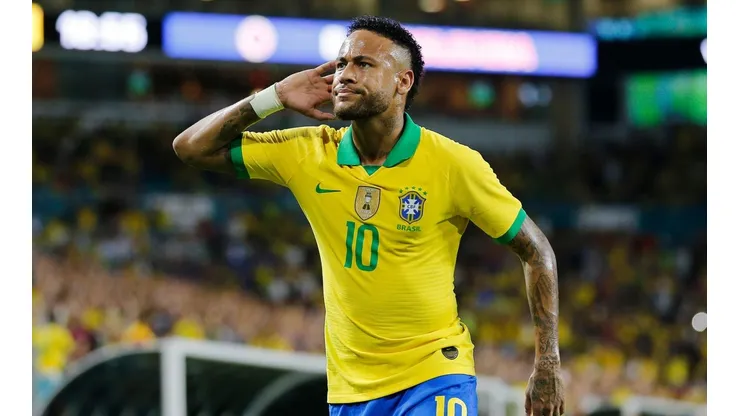 Neymar sonríe nuevamente en una cancha.