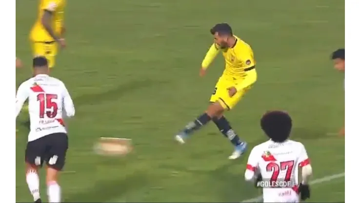 Germán Voboril se despachó uno de los mejores goles del campeonato