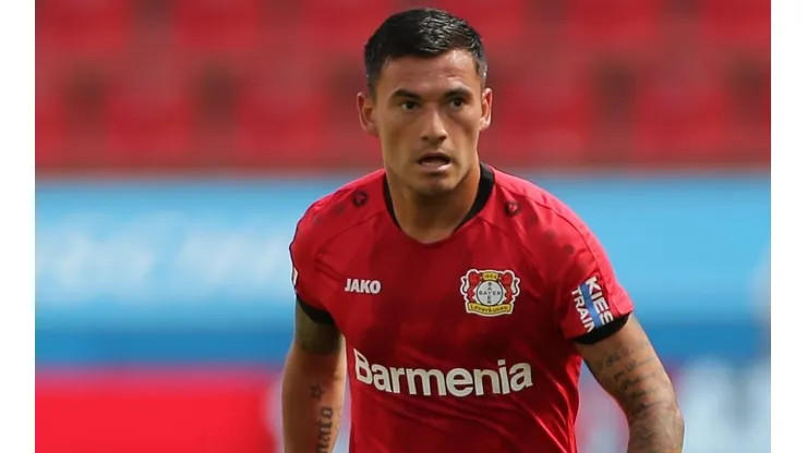 Charles Aránguiz recibe elogios de su DT.