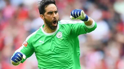 ¡Figura! Claudio Bravo le niega el gol a Mohamed Salah con un tapadón (Foto: Getty Images)