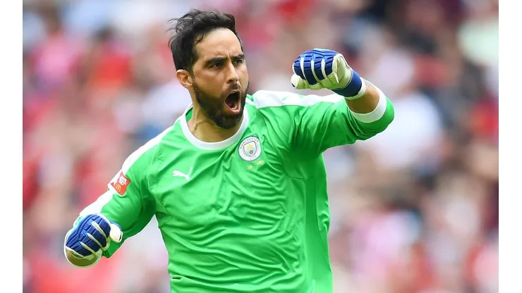 ¡Figura! Claudio Bravo le niega el gol a Mohamed Salah con un tapadón (Foto: Getty Images)