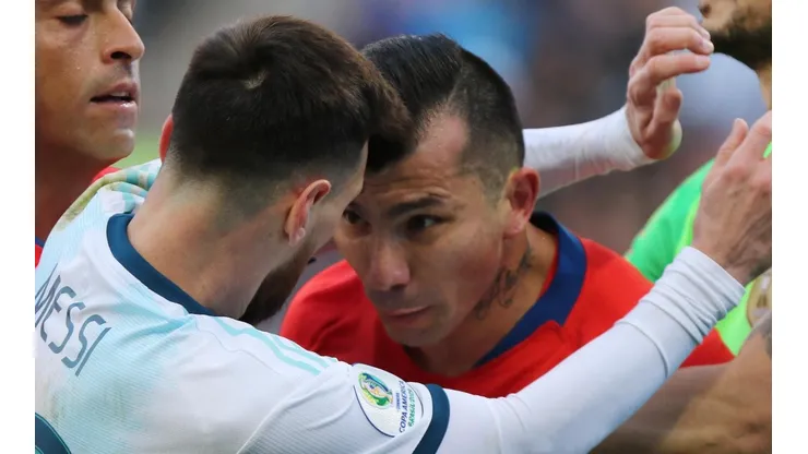 Messi recibe la bravura de Medel en la imagen que dejó la final por el tercer lugar de la Copa América