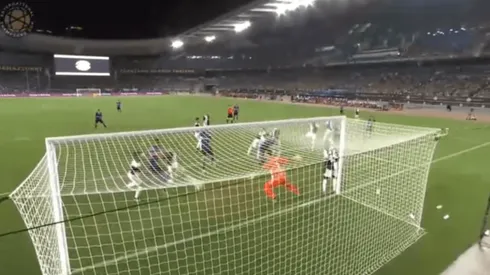 De Ligt rechazó el centro de Sensi contra su portería