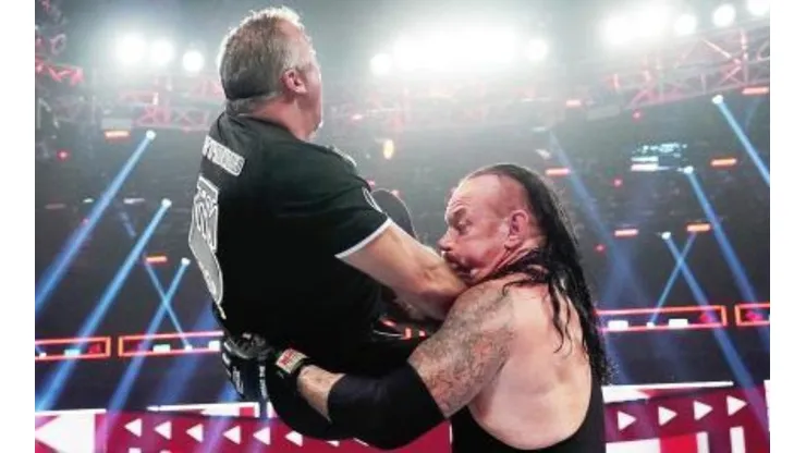 Undertaker aparece en RAW para ayudar a Roman Reigns y ataca a Shane McMahon