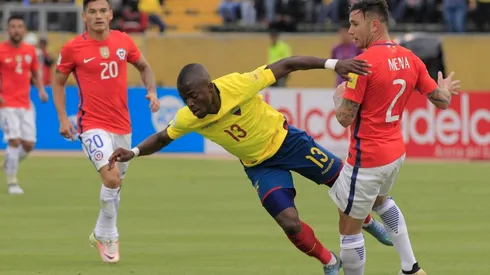 Enner Valencia ante Chile por las clasificatorias a Rusia.
