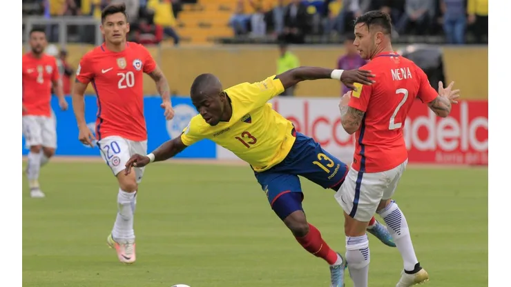 Enner Valencia ante Chile por las clasificatorias a Rusia.