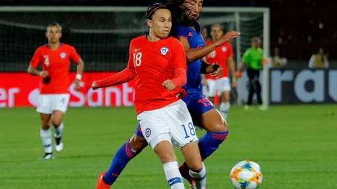 Camila Sáez disputa el balón en el amistoso ante Colombia (Foto: Agencia Uno)