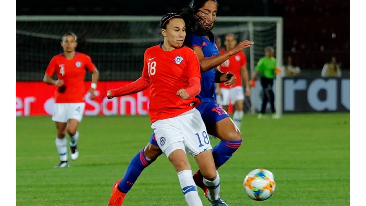 Camila Sáez disputa el balón en el amistoso ante Colombia (Foto: Agencia Uno)
