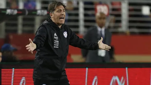 Eduardo Berizzo dirigiendo a Paraguay