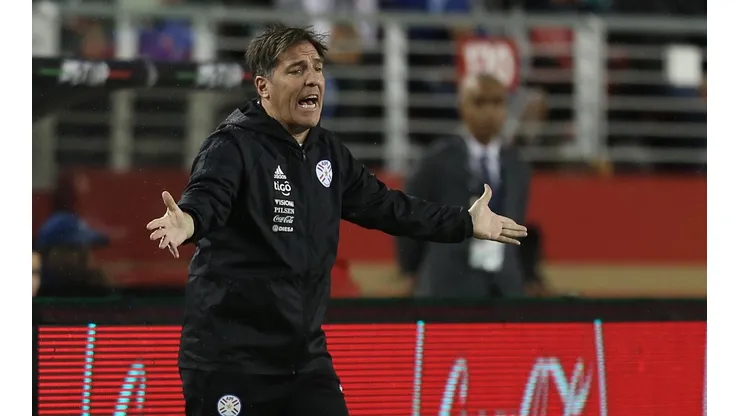 Eduardo Berizzo dirigiendo a Paraguay